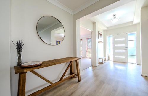 Dubbo House | Under the Grapevines with Pool & BBQ