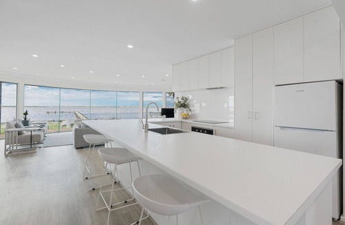 Nangkita House | Unique & Premium Waterfront Luxury Retreat-Private Jetty-Pet Friendly