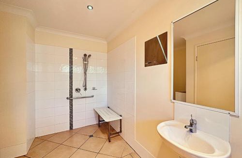 Moranbah Apartment | Unit 3 37 St Francis Dr Neat 1BR - AC & Parking