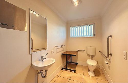 Moranbah Apartment | Unit 3 37 St Francis Dr Neat 1BR - AC & Parking