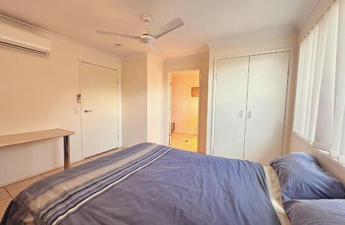 Moranbah Apartment | Unit 3 37 St Francis Dr Neat 1BR - AC & Parking