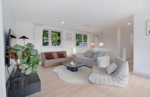 Chapel Hill House | Upscale Renovated 4Bed 4Bath Retreat Walk to Mall