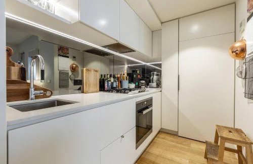Collingwood Apartment | Urban Escape on Smith Street with Balcony & Parking
