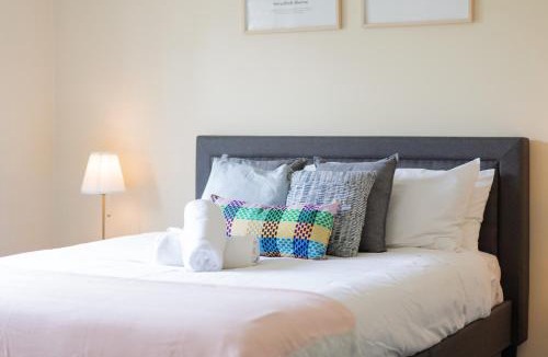 Rothwell House | Urban Escape Spacious Home in Rothwell Sleeps 8