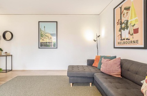 Prahran Apartment | Urban Retro - Experience Vibrant Courtyard Charm