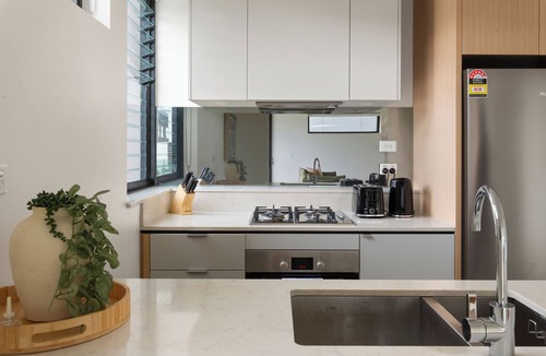 Camperdown Apartment | Urban Terra Tranquil Base near Markets and Foreshore