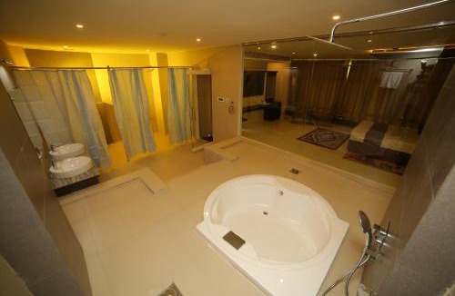 Perintalmanna Hotel | Vavas Inn & Suites