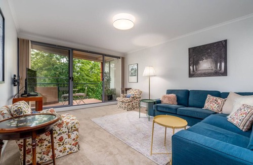 Griffith Apartment | Vibrant 2BR Apt | 500m to Manuka/Kingston!