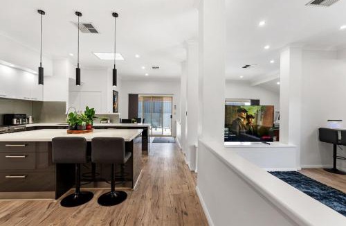 Victoria Park House | Vic Park Central - Modern Luxury Retreat