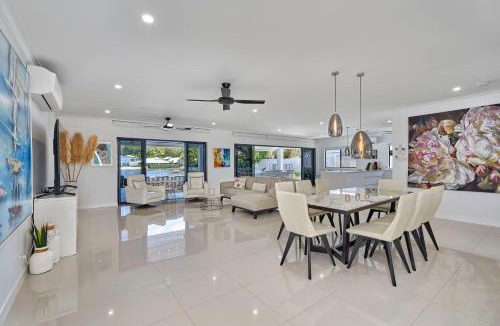 Trinity Beach House | Villa Aura - Private Pool - Lakefront & Near Beach
