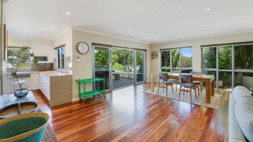 Avoca Beach House | Villa Avoca - Stroll To The Sand, Cafes, & Cinema