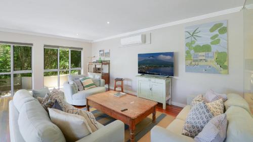 Avoca Beach House | Villa Avoca - Stroll To The Sand, Cafes, & Cinema