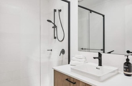 Dunsborough House | Villa on Valcross - Modern Coastal Comfort near Town