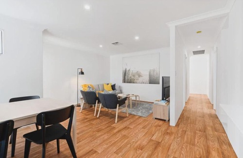 Dunsborough House | Villa on Valcross - Modern Coastal Comfort near Town