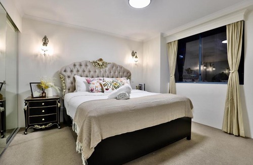 Haymarket Apartment | Vintage Charm 3BR Abode - Views丨 Parking丨Gym丨 Pool