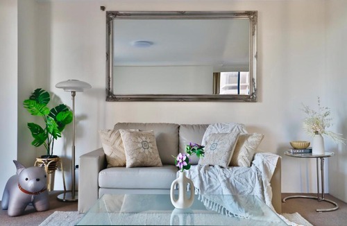 Haymarket Apartment | Vintage Charm 3BR Abode - Views丨 Parking丨Gym丨 Pool