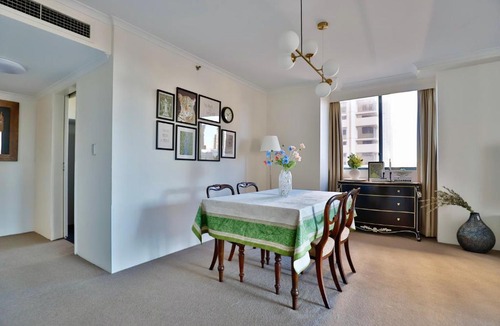 Haymarket Apartment | Vintage Charm 3BR Abode - Views丨 Parking丨Gym丨 Pool