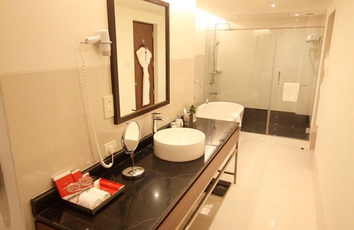 Kolkata Hotel | Vivanta Kolkata EM Bypass