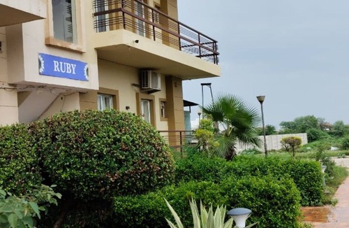 Vrindavan Hotel | Vrindavan Stays Near Burja Rd