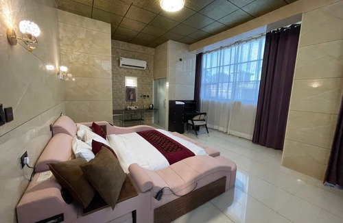 Kochi Hotel | W & H View Residency