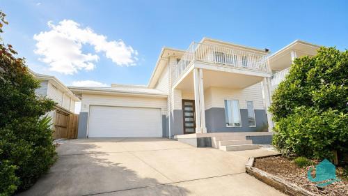 Catherine Hill Bay House | Wagtail Whispers – Spacious Coastal Escape