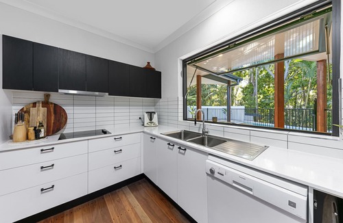 Maroochydore House | Walk to Beach! Amazing Outdoor Entertainment Area with Pool & Firepit !