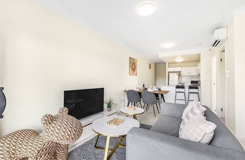 Springwood Apartment | Walk to everything! Modern 2Beds Apt w/EasyAccess