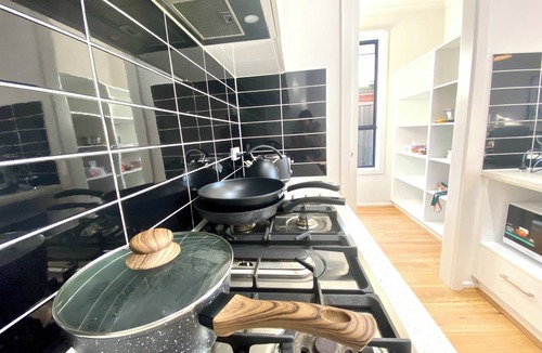 Tranmere House | Walk to Shops & Dining, 3 Baths, Sleeps 8, Ideal Location in Tranmere Adelaide.