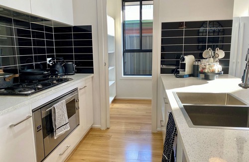 Tranmere House | Walk to Shops & Dining, 3 Baths, Sleeps 8, Ideal Location in Tranmere Adelaide.