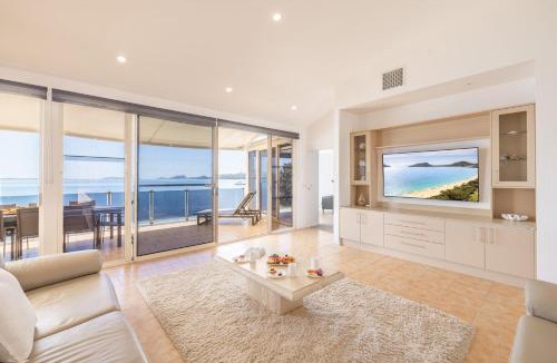 Salamander Bay House | Wanda Beach Waterfront , 161 Soldiers Point Rd - waterfront, air con, linen, Wi-Fi