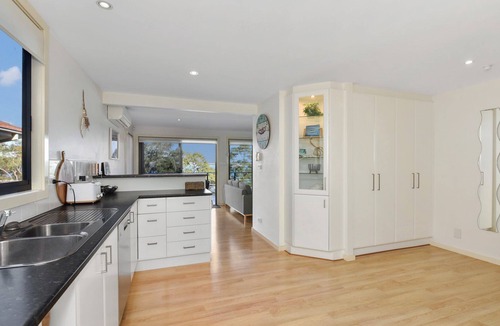Wangi Wangi House | Wangi Beach Rd with views