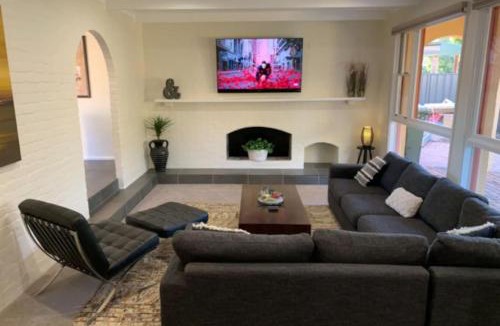 Scullin House | Warm and Spacious 5BR Home w WIFI and Multiple Parking - Hosted by Canstay