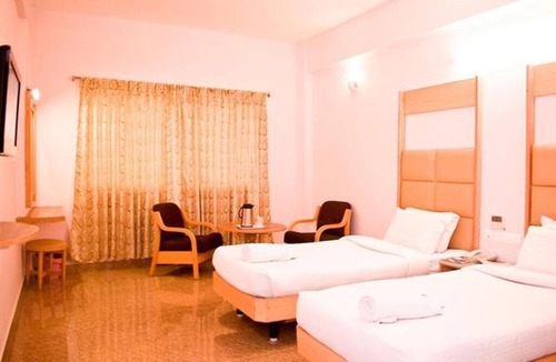 Madurai Hotel | Warmly decorated rooms/Vandiyur Lake view Stay