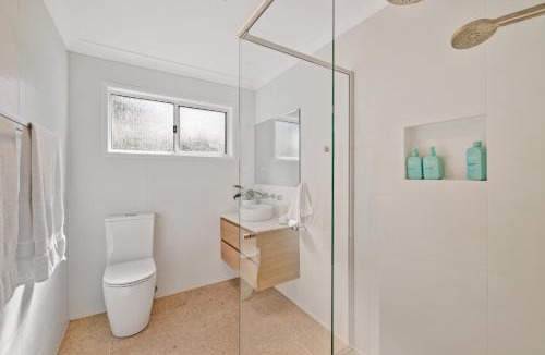 St. Georges Basin House | Water Views - Boat Parking - King Bed - Air Con