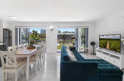 Mooloolaba House | Waterfront 4 bedroom house close to beach
