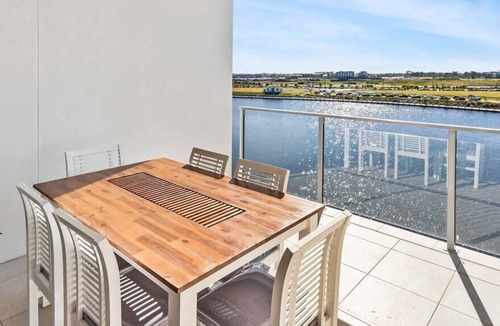 Birtinya Apartment | WATERFRONT APARTMENT 100mtrs to (SCUH)