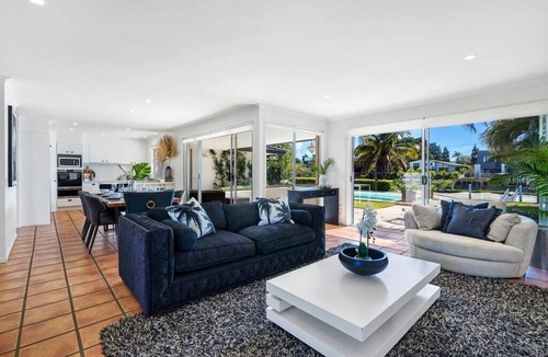 Surfers Paradise House | Waterfront Capri -Walk to cafes by Bnbbooking