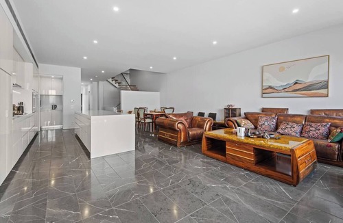 Docklands House | Waterfront Docklands |Marina &City Views |5B+Lift