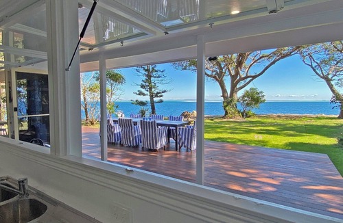 Amity Point House | Waterfront Escape in Central Location