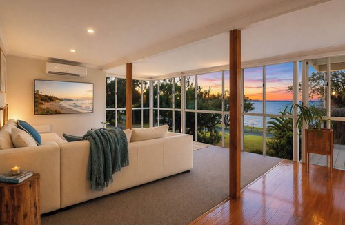 Dawesville House | Waterfront Escape with Sunset Views & Kayaks