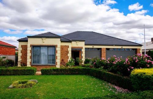 Yarrawonga House | Waterfront Haven