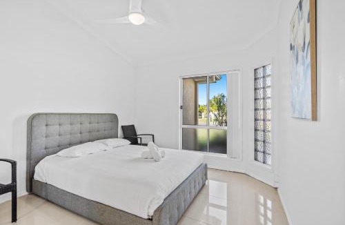 Helensvale Villa | Waterfront Home, Pool, Jetty, Helensvale