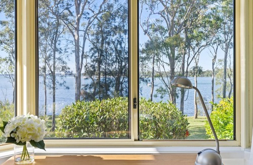 Brightwaters House | Waterfront Paradise Lodge Brightwaters