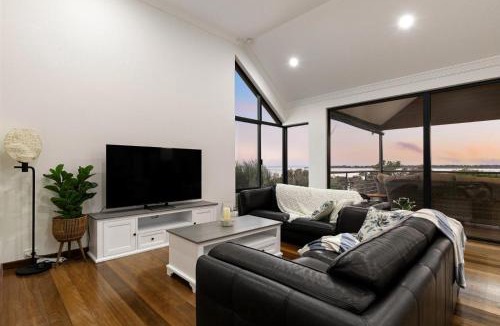 Dawesville House | Waterfront Retreat Estuary Views & Balcony