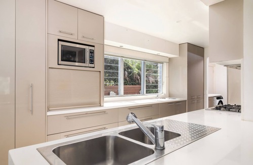 Oatley House | Waterfront Retreat w/2 Jetty – Spacious & Close to Everything