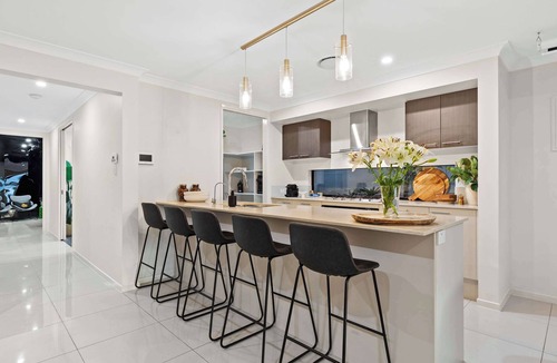 Maroochydore House | Waterfront Stay at Sunshine Villa