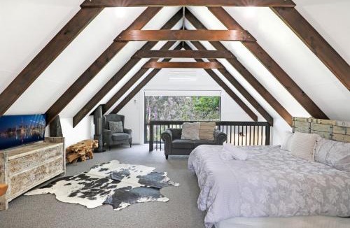 St. Georges Basin House | Waterfront Stay, Pet Friendly
