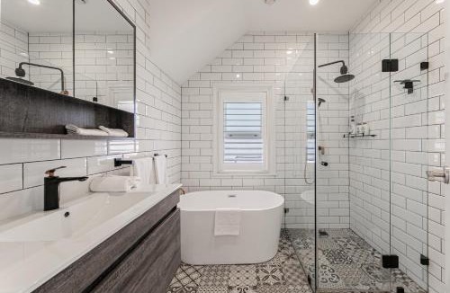 Millers Point House | Waterfront Stylish & Charming Retreat