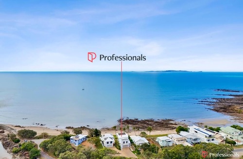 Cooee Bay House | Waters Edge On Wattle, Absolute Beachfront Luxury