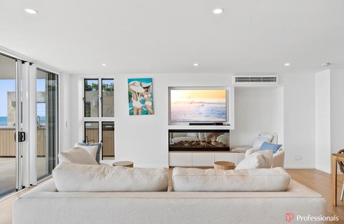 Cooee Bay House | Waters Edge On Wattle, Absolute Beachfront Luxury